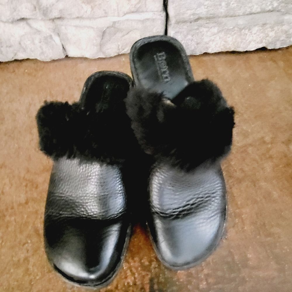 Born amazingly comfy black leather wedge clogs real fur trim